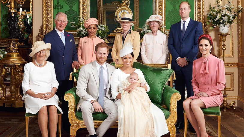 Auf vom Buckingham-Palast veröffentlichten Fotos ist Archie im langen Taufkleid zu sehen.
