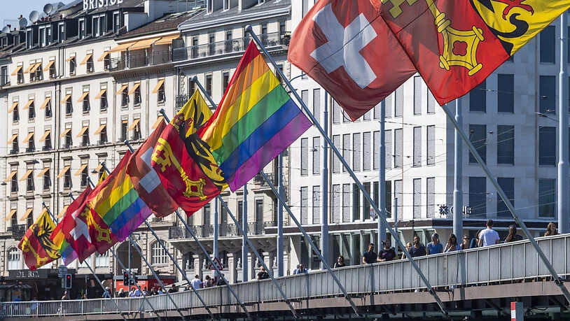Zahlreiche Regenbogenfahnen hüllten die Calvinstadt Genf am Samstag ein.