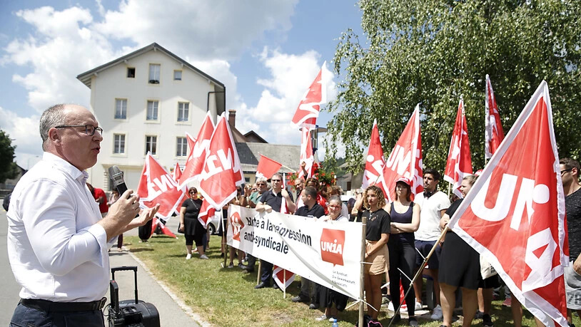 SGB-Präsident Pierre-Yves Maillard unterstützt die Unia-Demonstranten in Le Lieu VD, welche die Wiedereinstellung eines Gewerkschaftsdelegierten fordern.