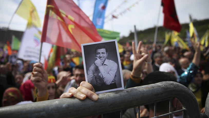 Eine Verurteilung des inhaftierten pro-kurdischen Politikers Selahattin Demirtas wegen einer Aussage im Fernsehen hat gegen das Recht auf freie Meinungsäusserung verstossen. Das hat der Menschenrechtsgerichtshof in Strassburg entschieden. (Archivbild)