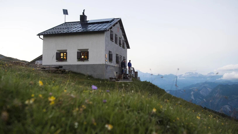 Majestätische Aussichten, wie hier von der Calandahütte, garantieren viele der SAC-Hütten im Kanton.