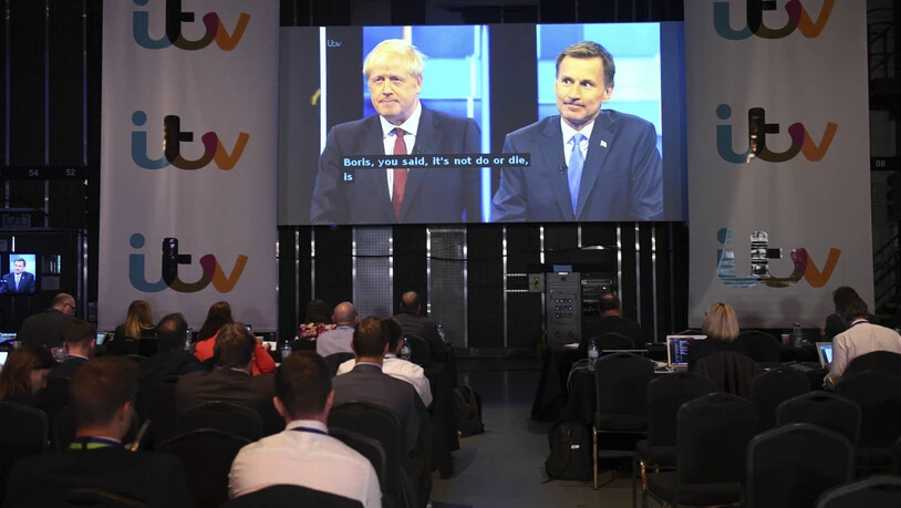 Journalisten verfolgen die Debatte zwischen Boris Johnson (links auf dem Grossbildschirm) und Widersacher Jeremy Hunt.