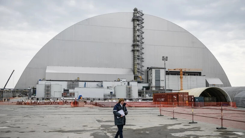 Die riesige Schutzhülle über dem 1986 explodierten Reaktor des Atomkraftwerks Tschernobyl soll hundert Jahre halten und Tornados standhalten. (Archivbild)