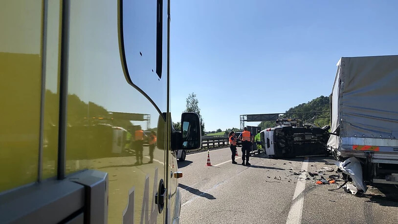 Tödlicher Unfall auf dem Pannenstreifen: Ein Kleinbus prallte in einen Lieferwagen, dem das Benzin ausgegangen war.