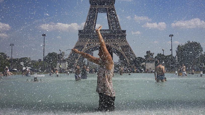 Während der Hitzewelle im Juni suchen Einwohner von Paris Abkühlung in öffentlichen Brunnen. Weltweit müssen sich Metropolen auf eine Erwärmung des Stadtklimas einstellen.  (Bild: Ian Langsdson/EPA Keystone)