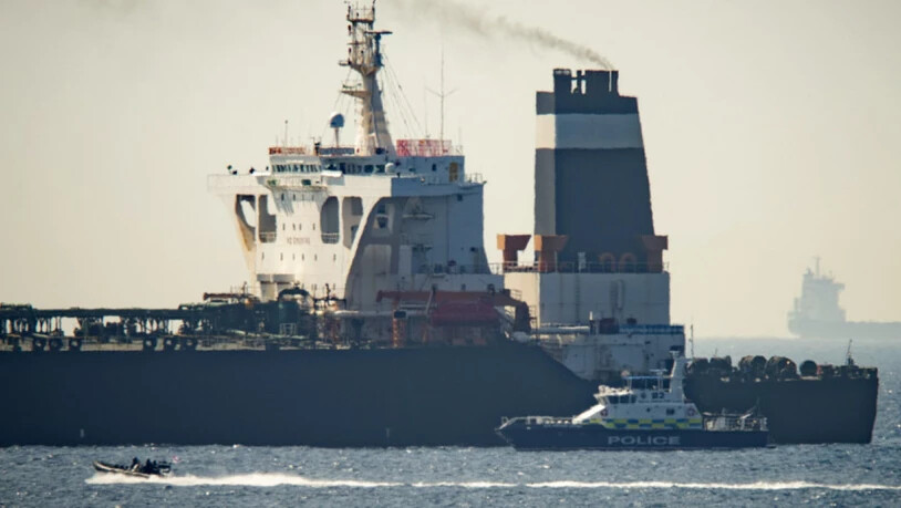 Ein Patrouillenboot der britischen Marine stoppte am 4. Juli einen Supertanker mit iranischem Öl in der Nähe Gibraltars. Nun sollen iranische Militärschiffe versucht haben einen britischen Öltanker zu stoppen. (Bild: Marcos Moreno /AP Keystone)