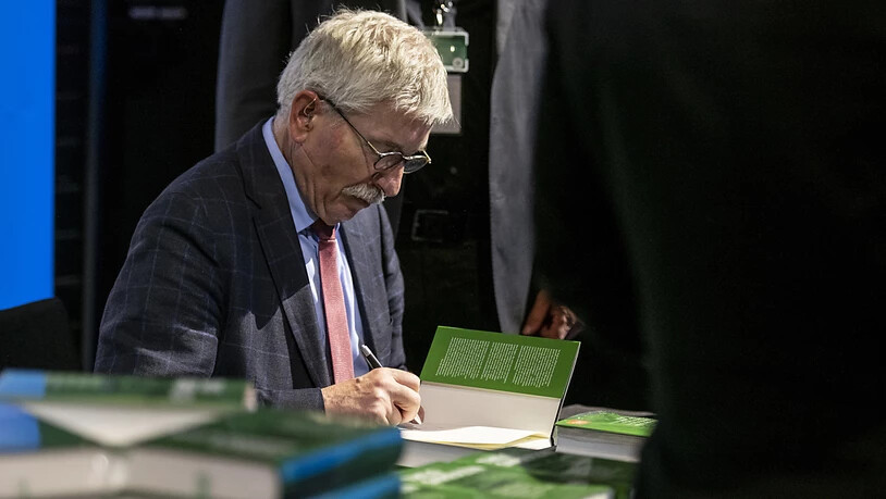 Soll bei den deutschen Sozialdemokraten rausfliegen: Thilo Sarrazin beim Signieren seines Buchs "Feindliche Übernahme". (Archivbild)