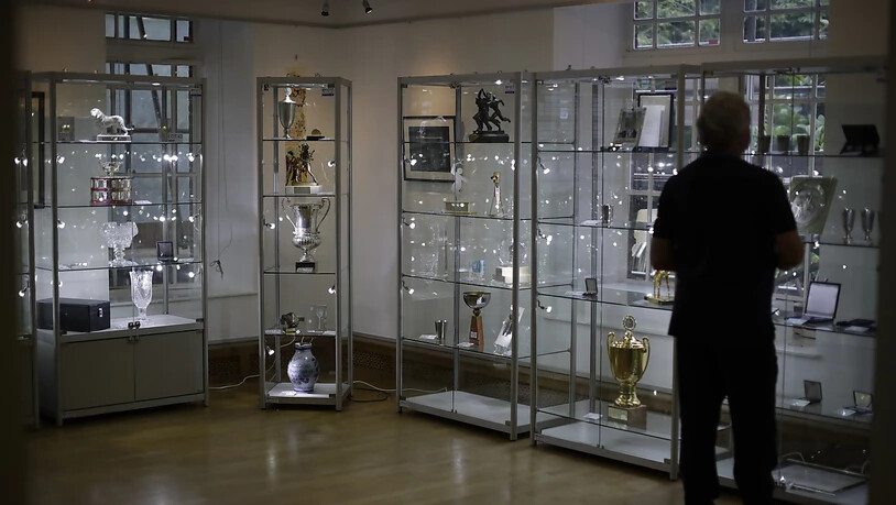 In der Londoner Knapp Gallery gab es eine grosse Auswahl von Pokalen aus Beckers Karriere zu ersteigern