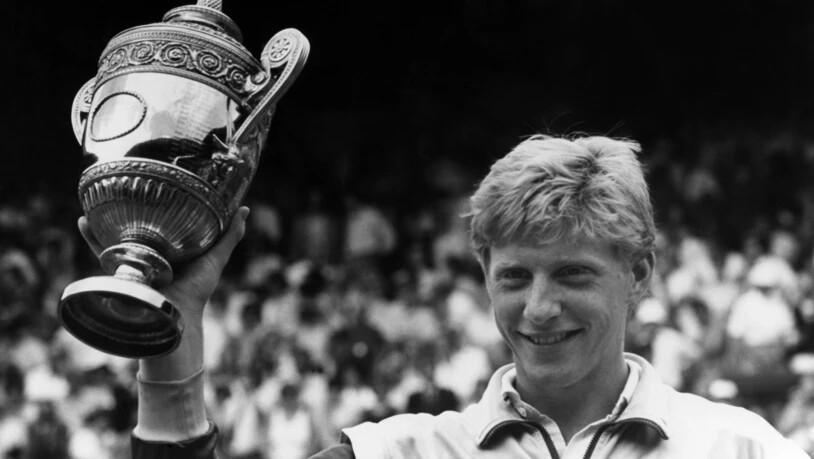 Der junge Boris Becker auf dem Höhepunkt seiner Karriere. Zahlreiche Trophäen und Erinnerungsstücke an das deutsche Tennis-Idol wurden im Rahmen eines Insolvenzverfahrens am Donnerstag versteigert.  (Bild: Robert Dear/AP Keystone)