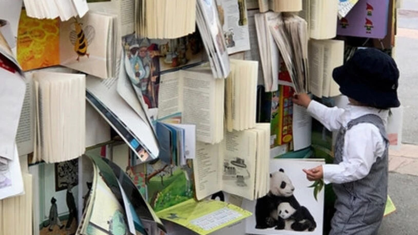 An der «Bad RagARTz» 2018: Ein Kind erobert das Bücherhaus.