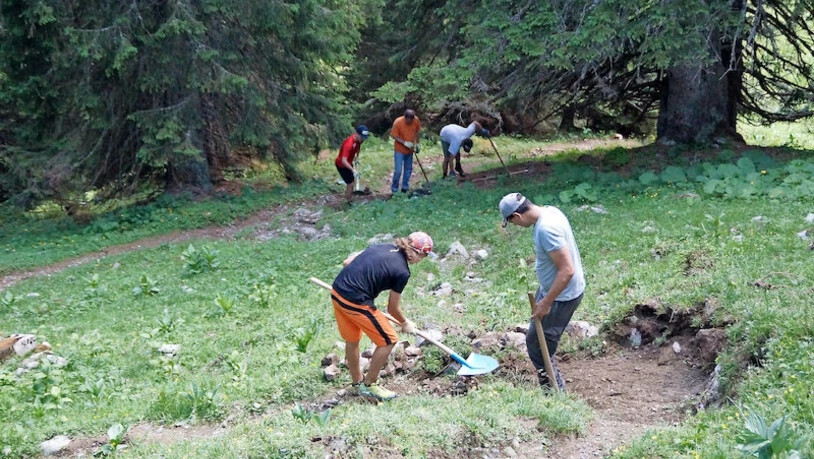 Glarner Zeichner-Lehrlinge arbeiten eine Woche ausserhalb der vier Bürowände.