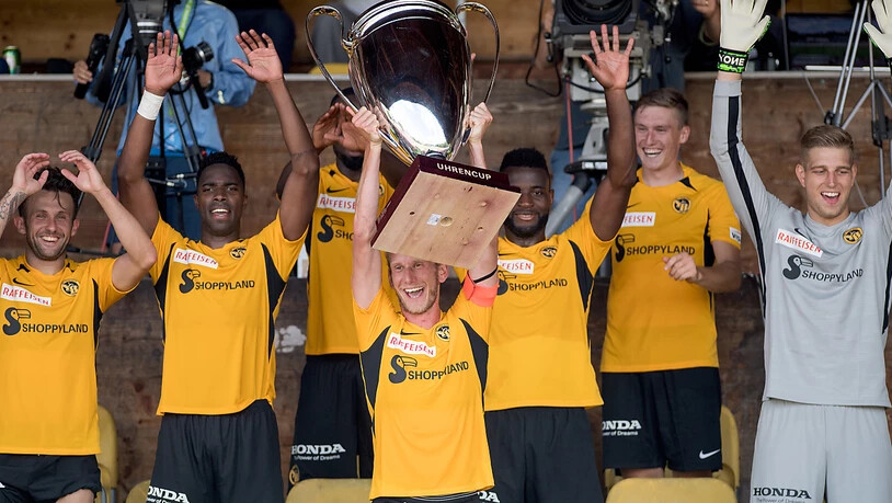 YBs neuer Captain Fabian Lustenberger stemmt den Uhrencup-Pokal