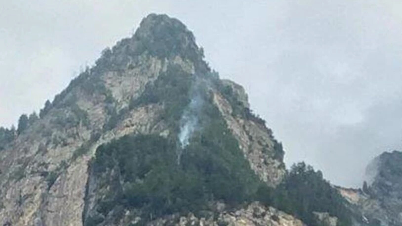 Das Feuer bei Lostallo zu löschen, gestaltet sich schwierig. Hier ein Bild vom Samstag.