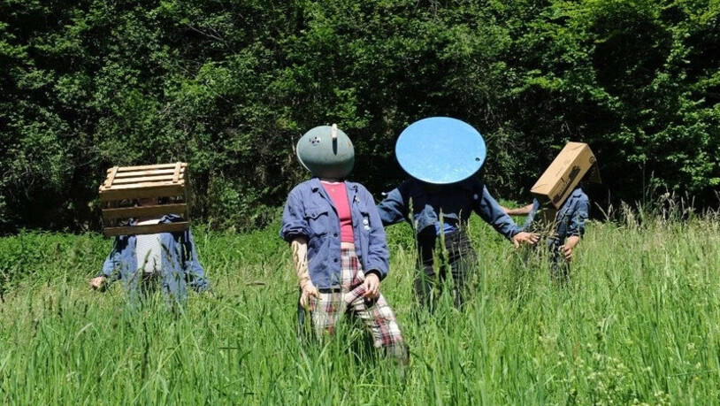 Feld-, Wald- und Wiesentheater: Die Theatertruppe «Fahr.Werk.ö!» spielt ihre Stücke vor gegebenen Kulissen – in Glarus vor dem Rathaus.