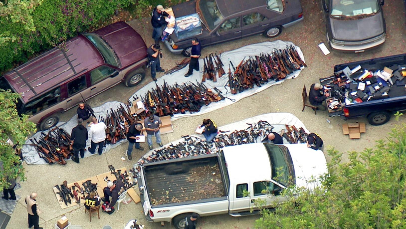 Mehr als 1000 Gewehre und viel Munition: In einer Villa in einem Nobelviertel von Los Angeles hob die Polizei im Mai ein riesiges Waffenarsenal aus.