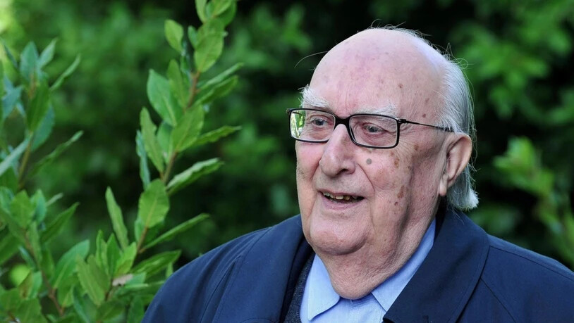 Der italienische Bestseller-Autor Andrea Camilleri ist mit 93 Jahren am Mittwoch gestorben. Bekannt ist er vor allem für seine Krimis um den Kommissar Salvo Montalbano. (Archivbild)