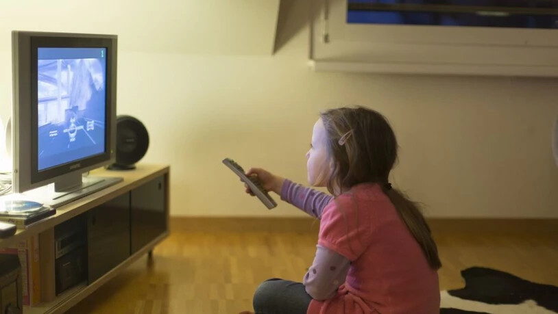 Die TV-Nutzung in der Schweiz ist seit Jahren rückläufig, am deutlichsten bei Deutschschweizer Kindern und Jugendlichen. Sassen sie 2013 im Schnitt über eine Stunde vor der Glotze, waren es 2018 nur noch 46 Minuten. (Archivbild)