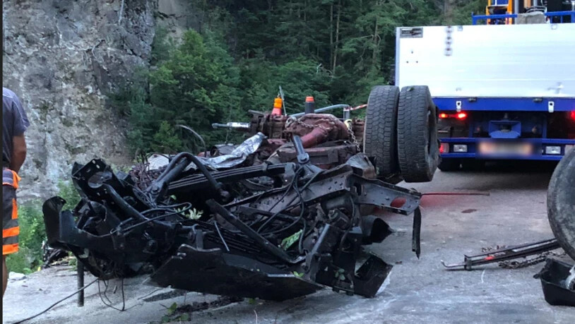 Das Wrack des abgestürzten Lastwagens in Silenen UR.