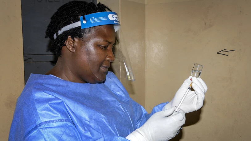 In Uganda sind vier Ebola-Impfteams unterwegs, nachdem eine Kongolesin an Ebola gestorben ist, die auch im Nachbarland Uganda auf dem Markt gewesen war.