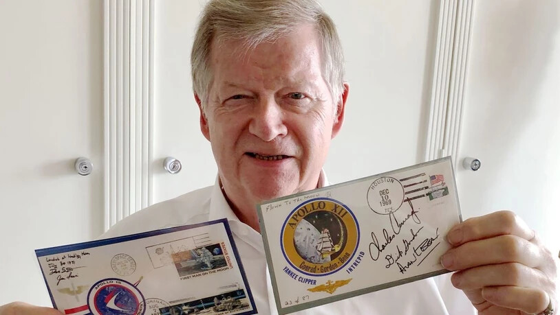 Auktionator Peter Rapp ist stolzer Besitzer von zwei Briefen, die nachweislich auf dem Mond waren.