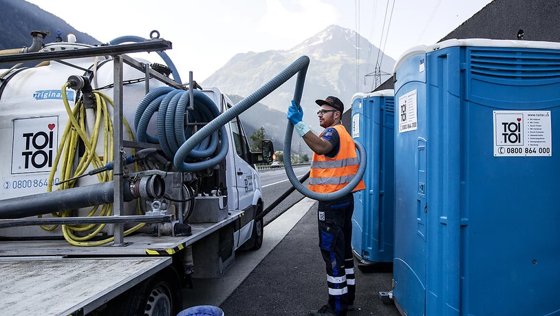 Absaugen ist angesagt: Die mobilen Toiletten für Staugeplagte entlang der A2 vor dem Gotthard fassen rund 300 Liter.
