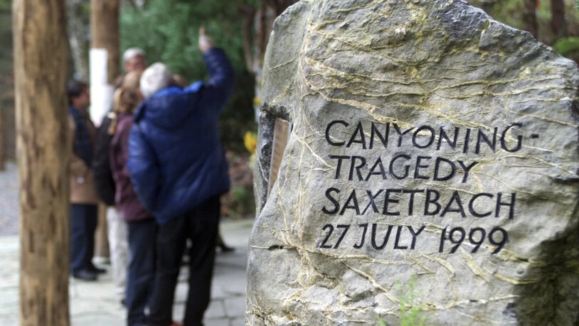 Ein Gedenkstein erinnert bis heute an die 21 Opfer des Canyoning-Unglücks im Saxetbach. (Archivbild)