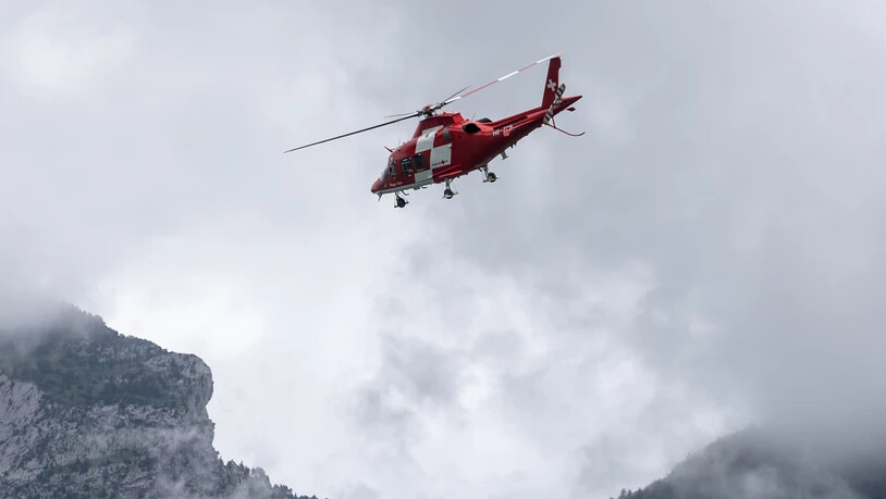 In der Dämmerung zur Suche aufgebrochen: Mit Hilfe der Rega verunfallten Alpinisten in Engelberg geortet. (Symbolbild)
