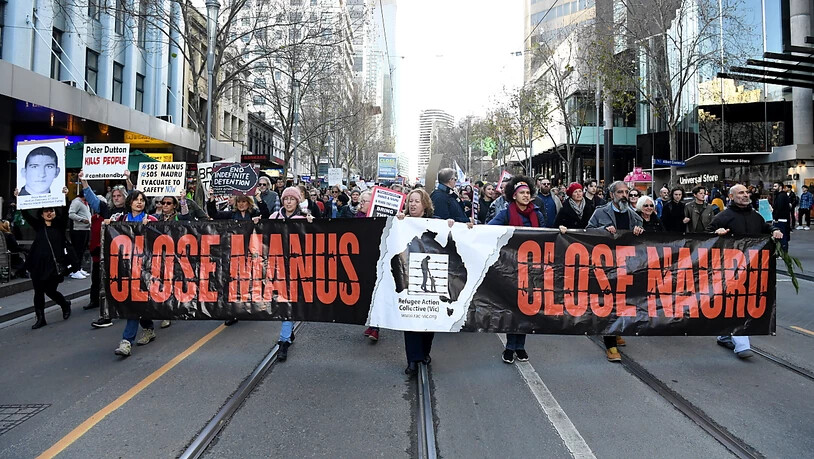 Bei der Kundgebung im Geschäftsviertel von Melbourne forderten die Demonstranten die Schliessung der Internierungslager für Flüchtlinge auf den Pazifikinseln Manus und Nauru.