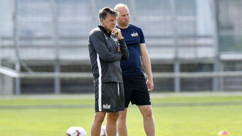 FCZ-Trainer Ludovic Magnin (rechts) bespricht sich mit seinem neuen Assistenten Alfons Higl, unter dem er in Stuttgart als Spieler Meister geworden ist
