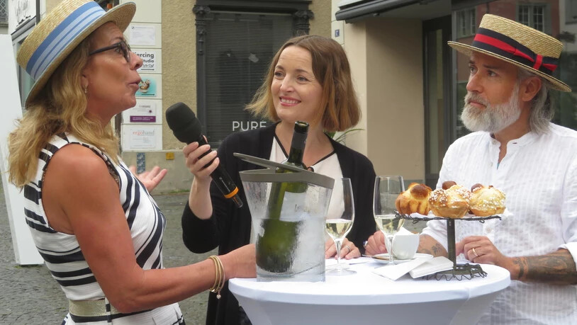 Altstadt-Vertreter: Café-Besitzerin Anita Bachmann und Gewerbevertreter Olivier Senn stehen Moderatorin Mireille Jaton auf Französisch Red und Antwort.
