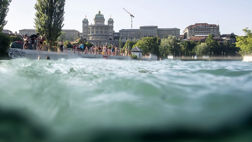 In Bern an Hitzetagen immer eine Option: ein Sprung in die Aare vor atemberaubender Kulissa. (Archivbild)