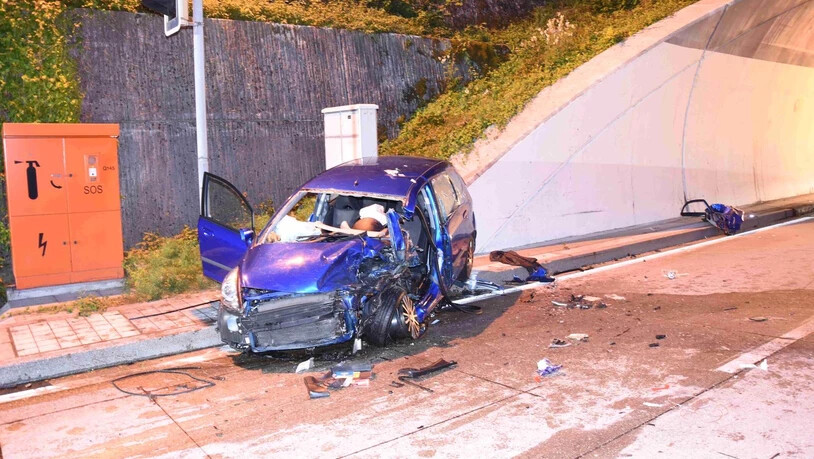 Die Unfallwagen vor dem Tunnel.