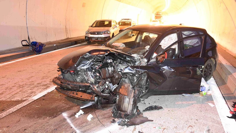 Die Unfallwagen vor dem Tunnel.
