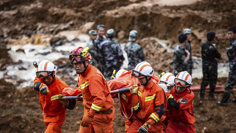 Rettungshelfer bergen einen Leichnam nach einem massiven Erdrutsch beim Dorf Pingdi in der chinesischen Provinz Guizhou. Mindestens 13 Menschen kamen ums Leben, mehrere Dutzend werden vermisst.
