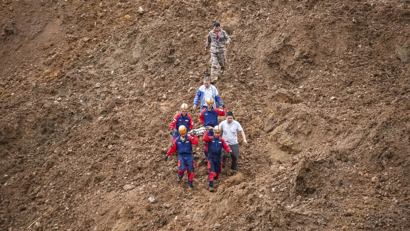Retter im Schuttkegel des massiven Erdrutsches beim Dorf Pingdi in der chinesischen Provinz Guizhou. Mindestens 13 Menschen kamen ums Leben.