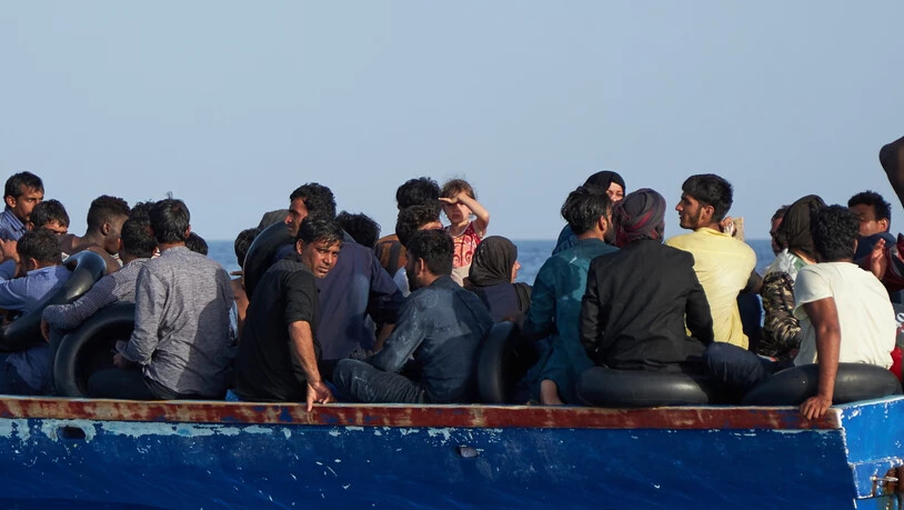 Vor der libyschen Küste könnte sich am Donnerstag das bisher grösste Bootsdrama in diesem Jahr auf dem Mittelmeer abgespielt haben. Nach einem Bootsunglück werden über 100 Migranten vermisst. (Themenbild)