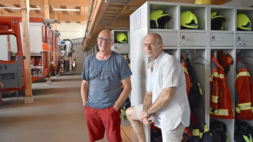 Wählten einen ungewöhnlichen Weg, um neue Mitglieder zu gewinnen: Feuerwehrkommandant Heinz Hickert (rechts) mit seinem Stellvertreter Michael Röther von der Feuerwehr Uznach-Schmerikon.Bild Markus Timo Rüegg