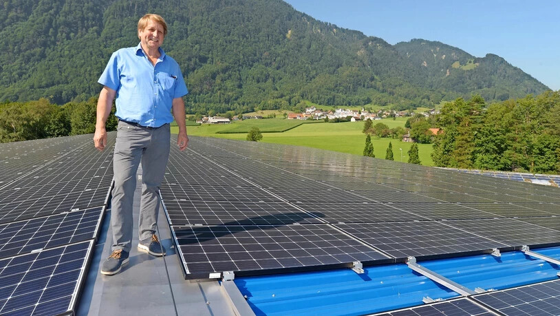 Strom vom Himmel: Ignaz Luchsinger produziert auf der ganzen Dachfläche seiner Firma in Bilten Solarstrom.