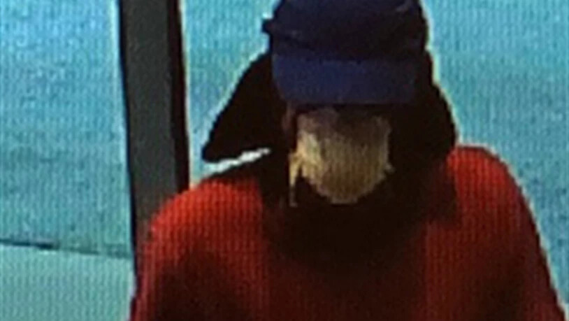 Der unbekannte Bankräuber, der am Freitag eine Bank in Chur überfiel.