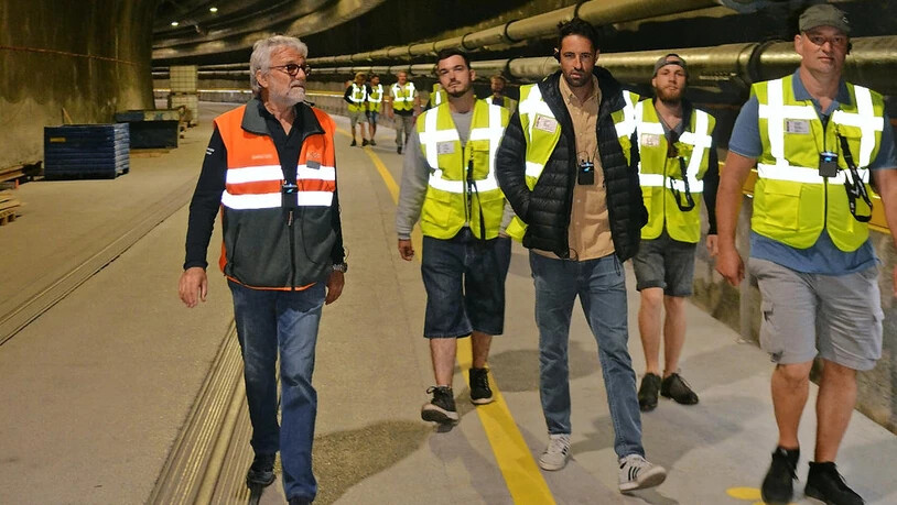 Unterwegs mit Fritz Marti: Der Pensionär zeigt seinen Gästen, wie Unmengen an Strom in kürzester Zeit produziert werden.