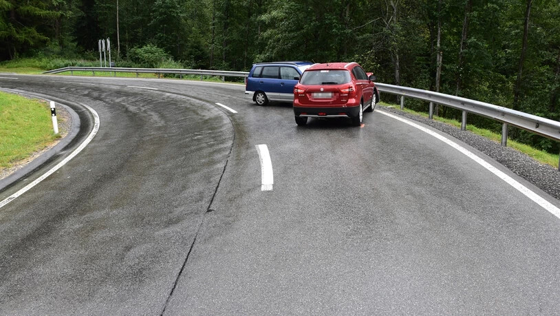 Ein 20-jähriger holländischer Autofahrer schätzte die Rechtskurve falsch ein und geriet auf die Gegenfahrbahn.