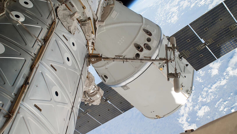 "Dragon"-Raumfrachter an der Internationalen Raumstation ISS. Derzeit herrscht auf der ISS Hochbetrieb: fünf Raumschiffe sind derzeit angedockt. (Themenbild)