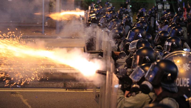 In der Nähe der chinesischen Vertretung setzte die Polizei am Abend (Ortszeit) Tränengas und Gummigeschosse gegen die verbliebenen Demonstranten ein.