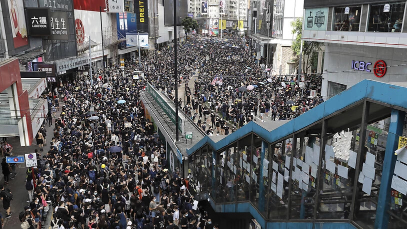 Trotz eines Verbots zogen am Sonntag erneut zehntausende Menschen friedlich durch das Zentrum Hongkongs.