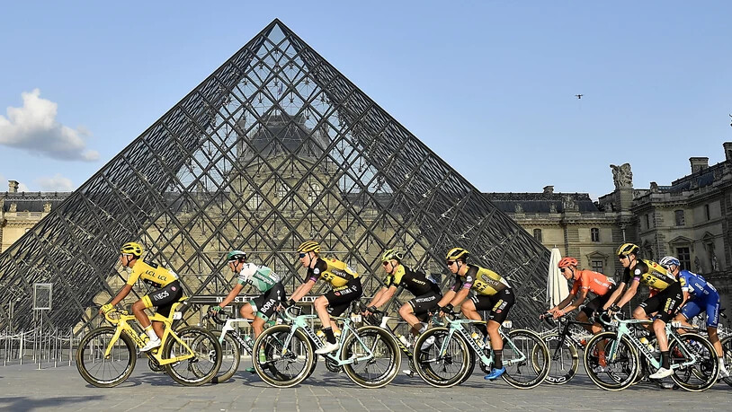 Tour-Sieger Egan Bernal in Paris vor der Louvre-Pyramide