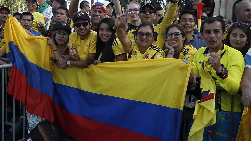 Kolumbianische Fans auf den Pariser Champs-Elysées