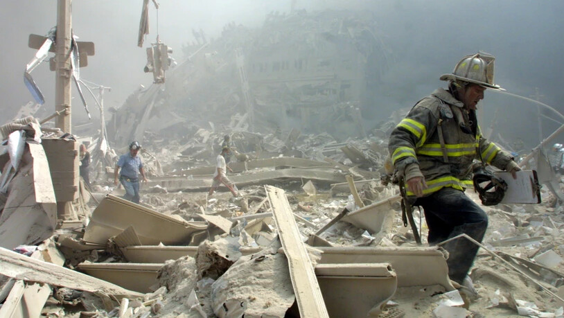 Feuerwehrleute und andere Rettungskräfte verbrachten Tage damit, die mit Schadstoffen durchsetzten Trümmer des World Trade Centers zu durchkämmen. Viele erkrankten an Atemwegserkrankungen oder Krebs. (Archivbild)