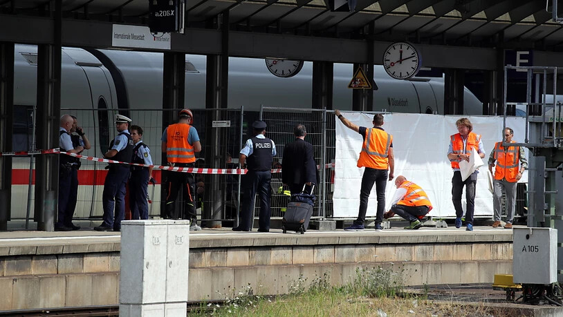 Polizisten schirmen ein Perron im Frankfurter Hauptbahnhof ab: Ein achtjähriger Bub und seine Mutter wurden vor einen einfahrenden ICE gestossen - das Kind überlebte nicht.