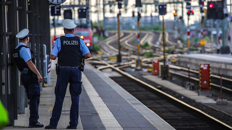 Zwei Polizisten im Frankfurter Hauptbahnhof. Dort hatte am Montag ein aus der Schweiz angereister Mann einen Knaben vor einen Zug gestossen. Das Kind starb am Tatort.