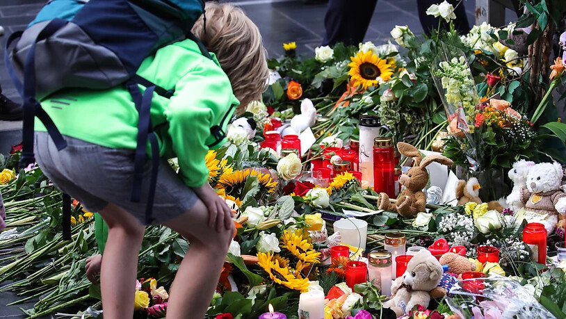 Grosse Bestürzung am Frankfurter Bahnhof: Menschen legen Blumen und Teddybären nieder für den Achtjährigen, der vor einen ICE gestossen und getötet wurde.
